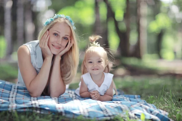 Mom and daughter in the summer park — Stock Photo, Image