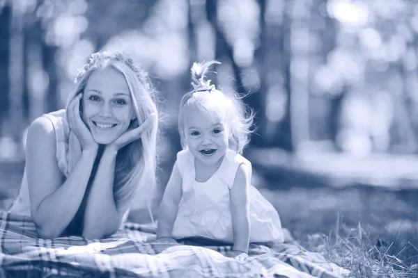 Mamá y su hija en el parque de verano — Foto de Stock