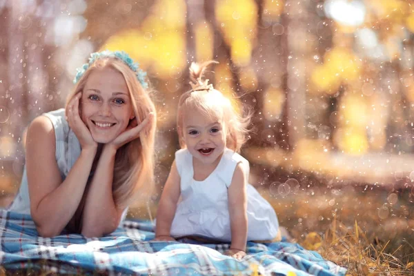 Mother and daughter lying on the ground — Stock Photo, Image