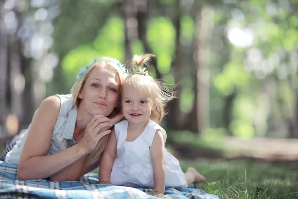 Mom and daughter in the summer park — Stock Photo, Image