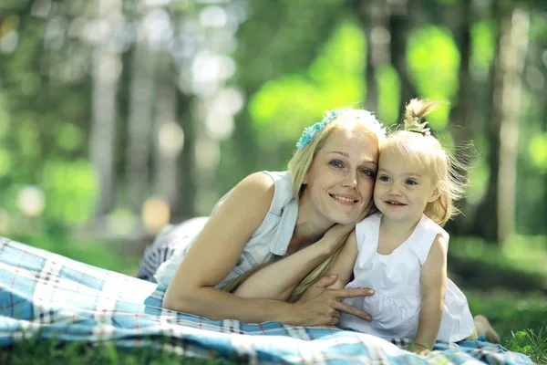 Mãe e filha no parque de verão — Fotografia de Stock
