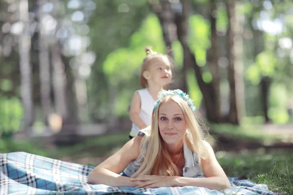 Mom and daughter in the summer park — Stock Photo, Image