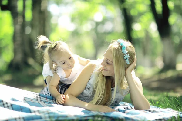 Mamá y su hija en el parque de verano — Foto de Stock