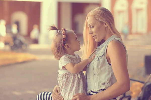 Maman avec une petite fille sur le banc — Photo