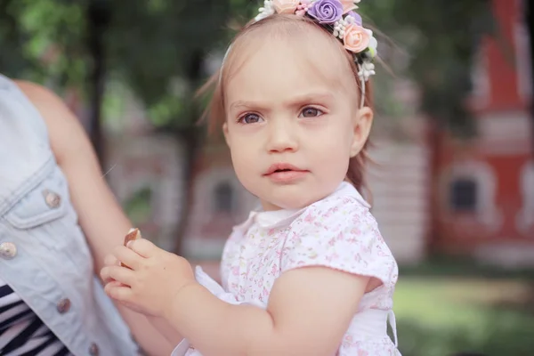 Mãe com uma menina no banco — Fotografia de Stock