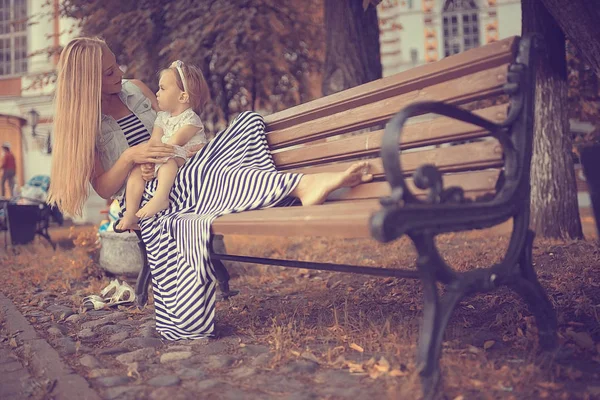 Maman avec une petite fille sur le banc — Photo
