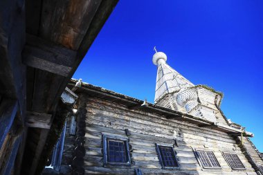 Kışın köydeki kilise.