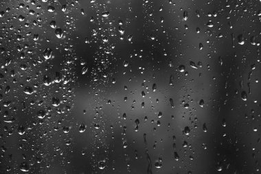 Yağmur damlaları akış aşağı cam