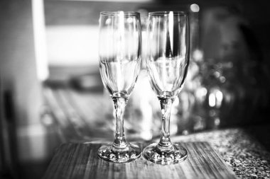 Bir rafta duran gözlük