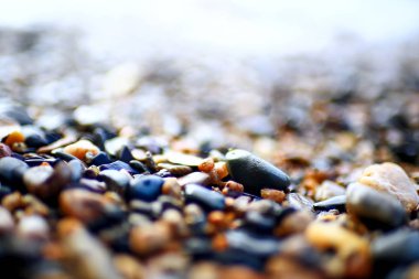 Nehir kıyısında çakıl doku 