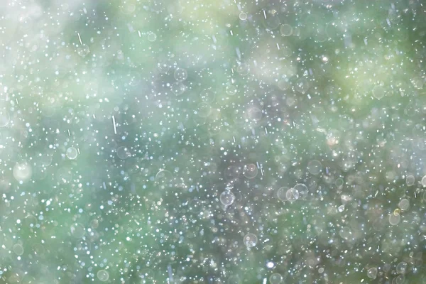 Gotas de lluvia fluyen por el vidrio — Foto de Stock