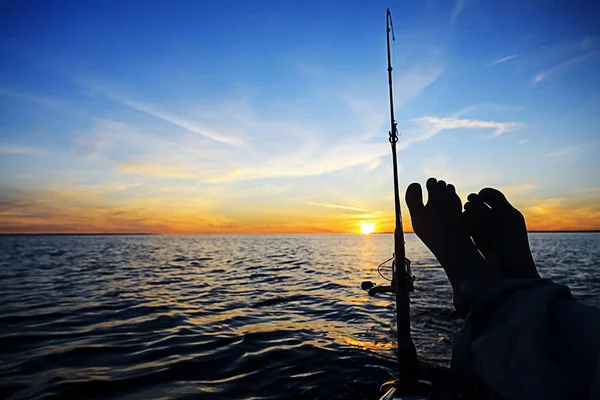 Homem Pesca no barco — Fotografia de Stock