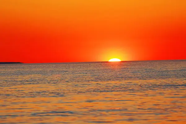 Raios surpreendentes do pôr-do-sol vermelho — Fotografia de Stock