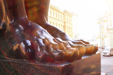 Sokakta büyük heykel 