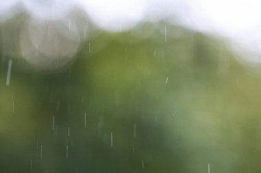 Bardaktan aşağı akan yağmur damlaları 