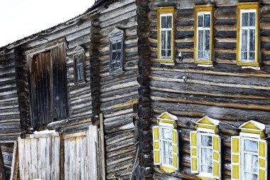 Köydeki eski ahşap ev.