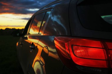 Gün batımında alanındaki araba