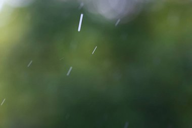 Bardaktan aşağı akan yağmur damlaları 