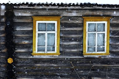 Köydeki eski ahşap ev.