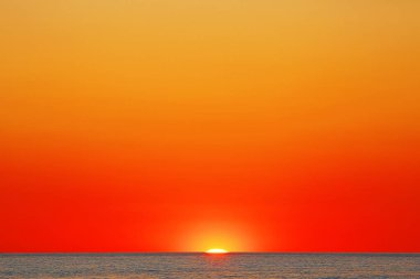 Şaşırtıcı kırmızı günbatımı ışınlarından