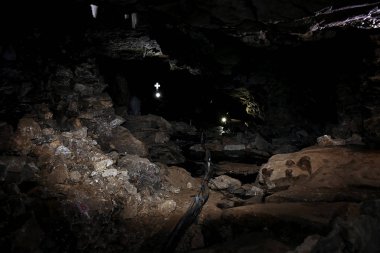 Bir mağara içinde çok renkli duvarlar