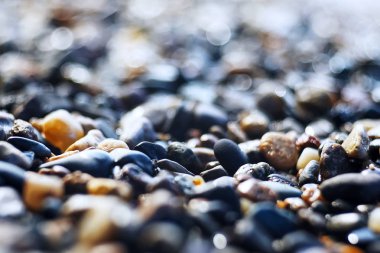 Nehir kıyısında çakıl doku 