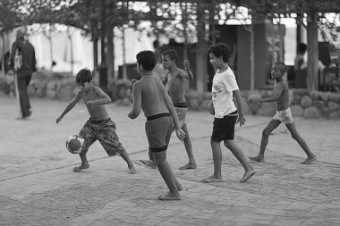 Çocuklar Futbol Oynuyor
