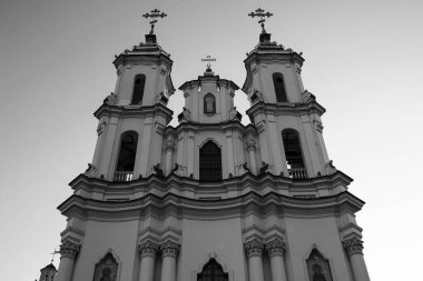 güzel kilise gökyüzü arka plan üzerinde 