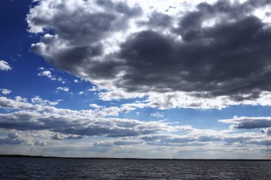 Bulutlu mavi gökyüzü