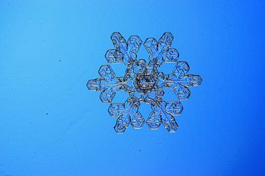 Mavi arkaplanda kar taneleri