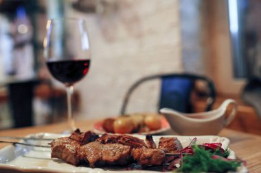 Bir kafede masada akşam yemeği