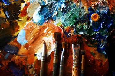 sanatçının tuval üzerine yağlıboya