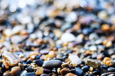 Nehir kıyısında çakıl doku 