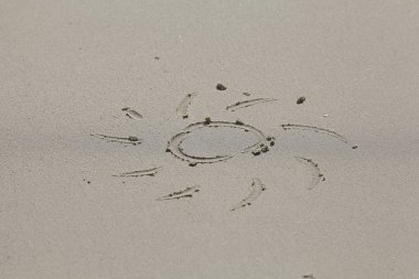 güneş kum üzerinde çizim 