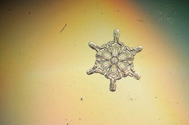 Mavi arkaplanda kar taneleri