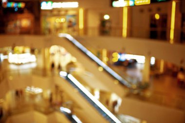 Bir alışveriş merkezinde arka plan bulanık