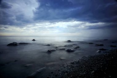 Gri bulutlar fırtına öncesi sessizlik