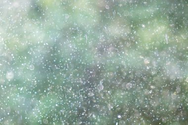 Bardaktan aşağı akan yağmur damlaları 