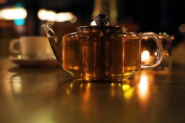 Restoran tabloda çay