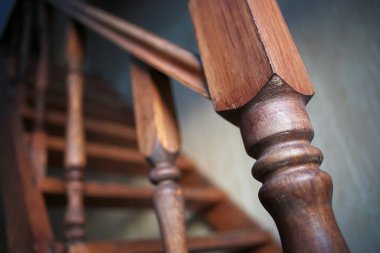 Tırabzan ayakları ile ahşap merdiven