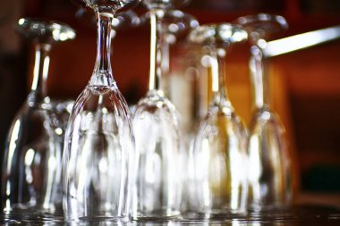 Bir rafta duran gözlük