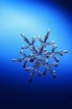 Mavi arkaplanda kar taneleri