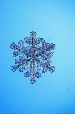 Mavi arkaplanda kar taneleri