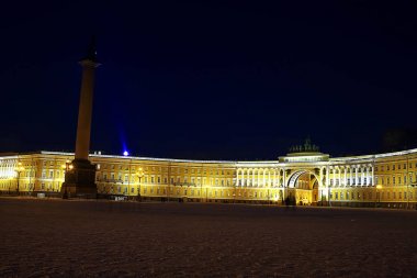 Şehir ışıkları ile alev aldı.