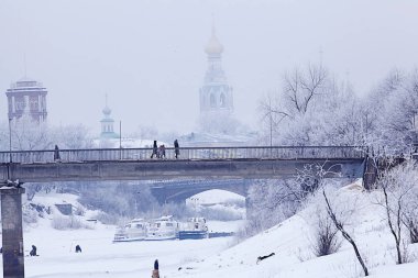 Kış manzarası ile metal Köprüsü