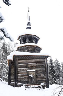 Kışın köydeki kilise.
