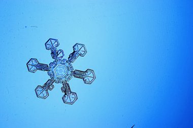 Mavi arkaplanda kar taneleri