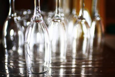 Bir rafta duran gözlük