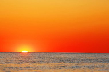 Şaşırtıcı kırmızı günbatımı ışınlarından