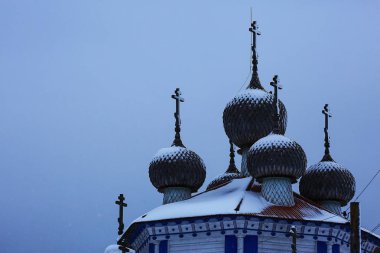 Kışın köydeki kilise.
